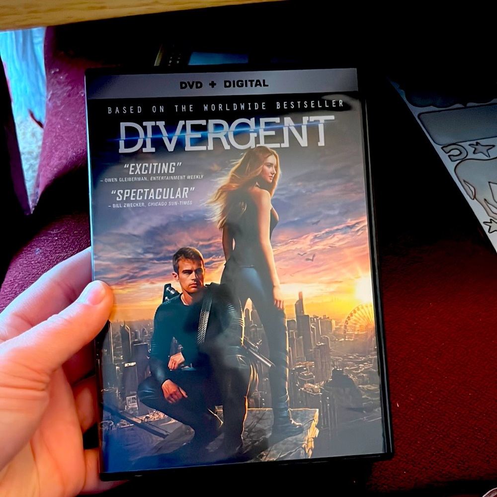 Divergent, DVD, Blue, Orange, Good Condition